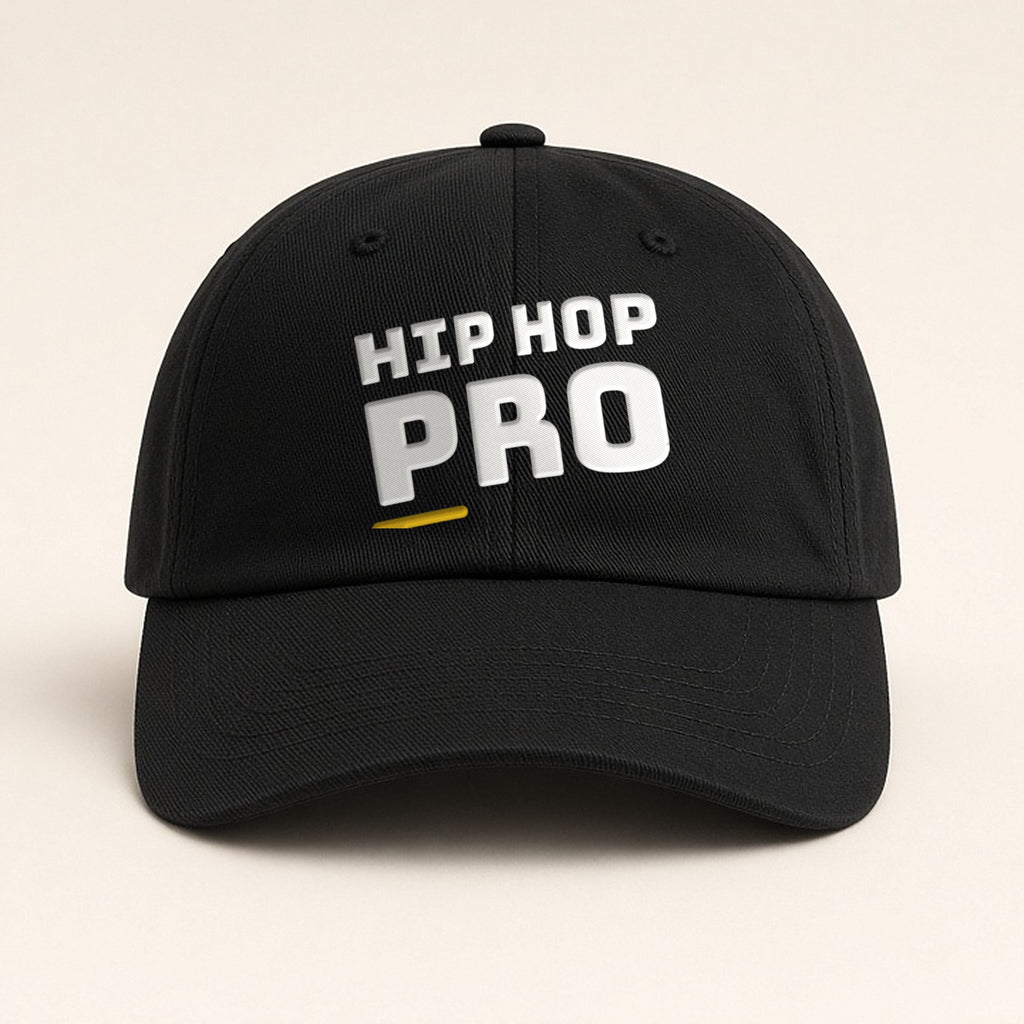 Svart kaps med brodert HIP HOP PRO-logo i hvitt og en gul strek foran
