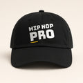 Svart kaps med brodert HIP HOP PRO-logo i hvitt og en gul strek foran