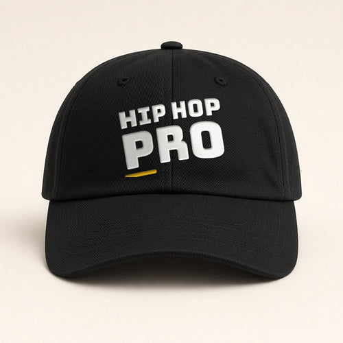 Svart kaps med brodert HIP HOP PRO-logo i hvitt og en gul strek foran