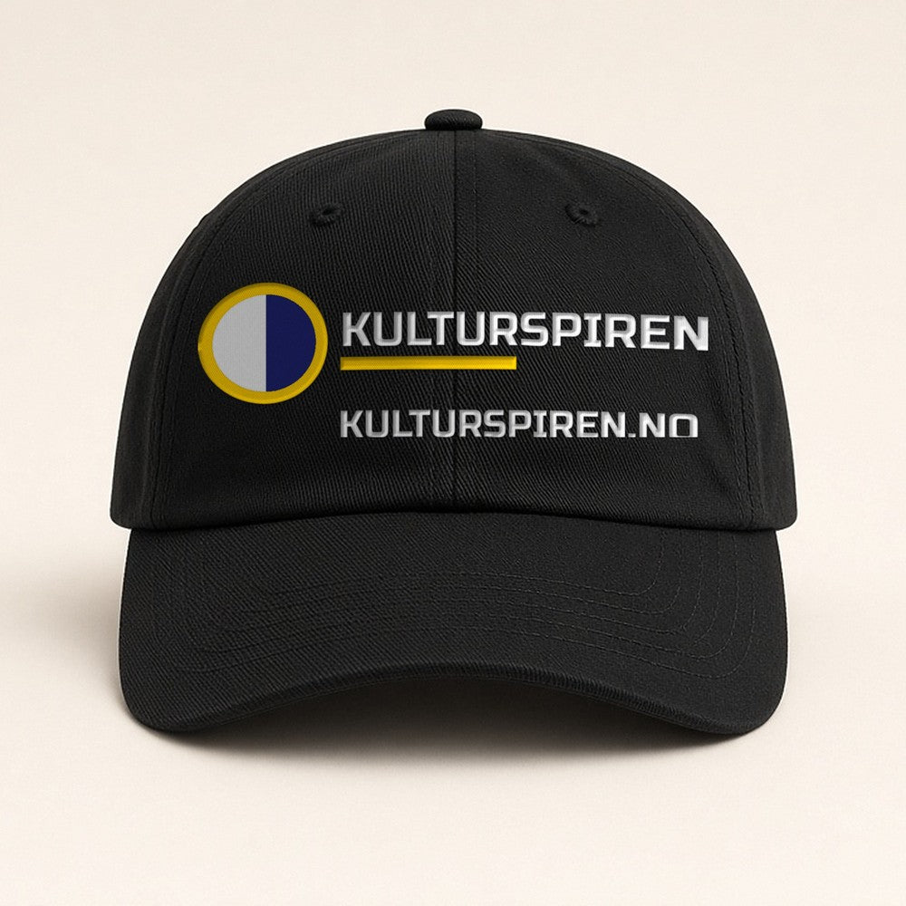 Svart Kulturspiren-kaps (rund logo) brodert – norsk (original), kulturspiren.no