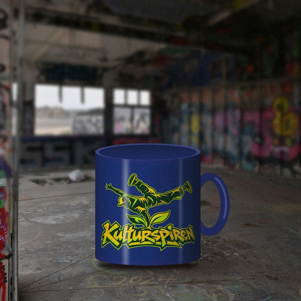 Blå Kulturspiren-kopp på betonggulv i et graffitilokale