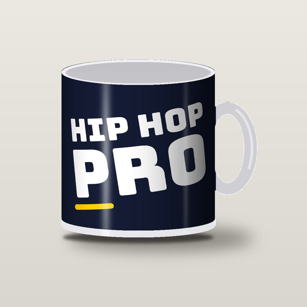 HIP HOP PRO-kopp, hvit kopp med natt-blått trykk – forside med HIP HOP PRO-logo, hvit hank og innside