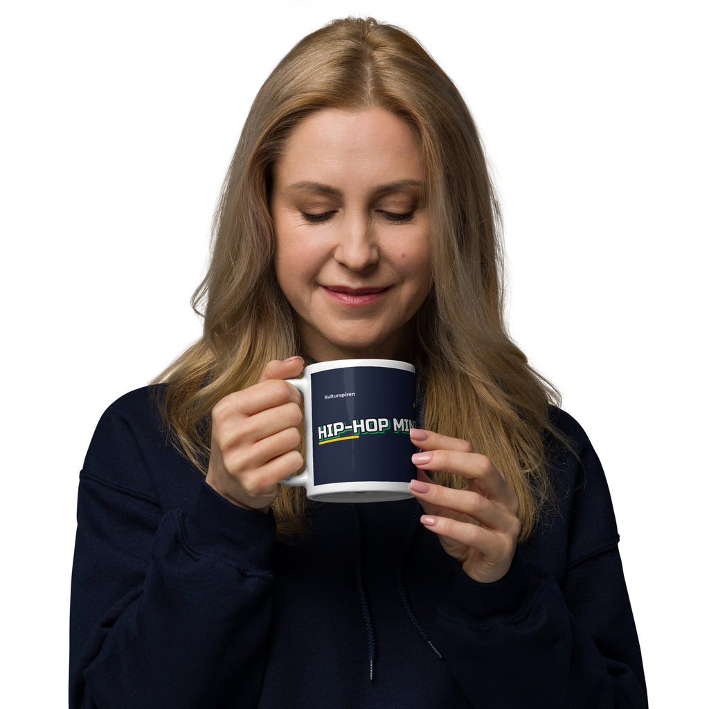 HIP-HOP MINI-kopp holdt i hånden – produktbilde fra Printful